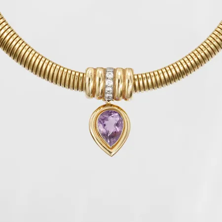 Collier med lila sten samt diamanter 6 x ca 0,07ct, längd: 41cm, bredd: 10-38mm, 18K guld.  Vikt: 86,6 g