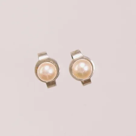 Ett par örhängen, pärlor ca 3mm, 925/1000 Silver 0,8g.