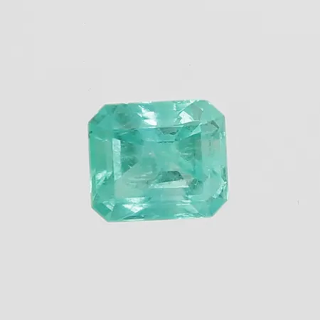 Lös, oinfattad smaragd, sannolikt Colombiansk, smaragdslipad ca 2,49ct, mått ca 8,5 x 9 x 7,5mm, 3-fas inneslutning, mindre nagg samt repor, i plastetui.  