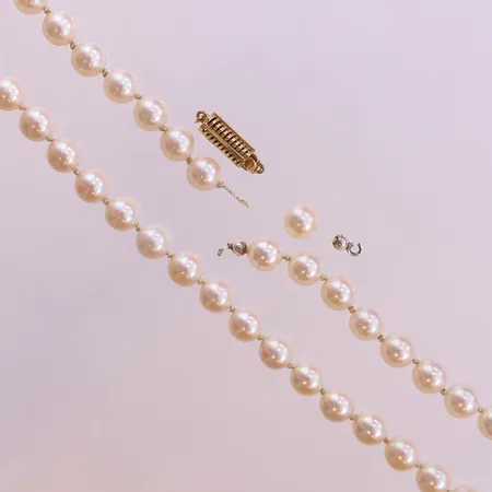 Pärlcollier med odlade saltvattenpärlor, lås i 14K, längd ca 44cm, Ø7mm, dobbar i vitmetall, pärlor med ytslitage, defekt, 14K bruttovikt: 26,6g 
