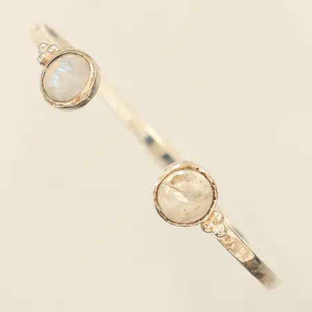 Armband med stenar, troligen mjölkkvarts, innermått ca 18cm, bredd ca 3-11mm, repig, skadad sten, 925/1000 silver  Vikt: 11 g