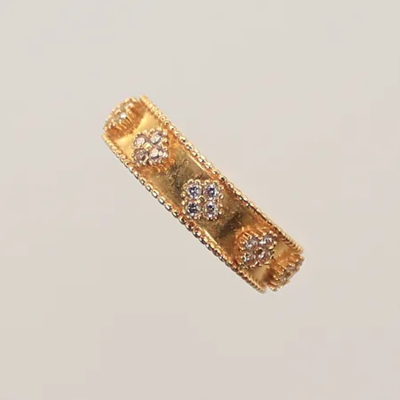 Ring med vita stenar, stl 18½, bredd 3-4mm, 18K Vikt: 2,1 g