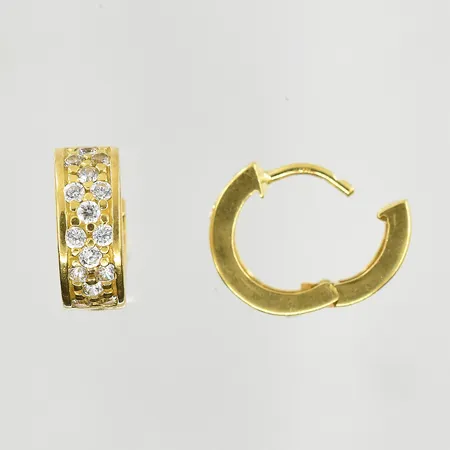 1 par örhängen med vita stenar, Ø12 mm, bredd 5 mm, 18K. Vikt: 3,6 g