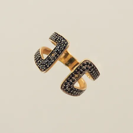 Ring med svarta stenar, stl 18½, bredd 4-14mm, 18K  Vikt: 5,2 g