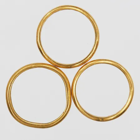 Tre ringar, gravyr, buckliga, 23K guld.  Vikt: 12,1 g