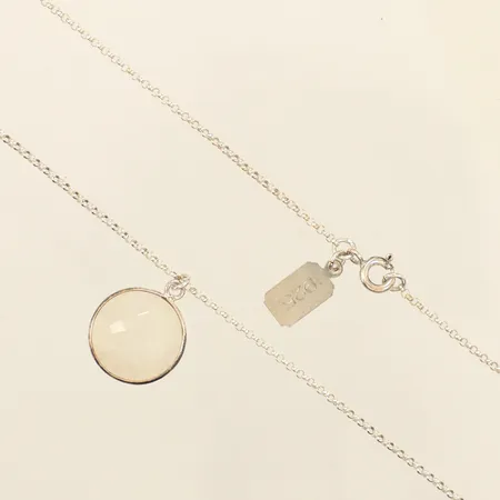 Kedja med hänge, längd ca 80cm, bredd ca 1mm, hänge troligen mjölkkvarts, längd inkl ögla 20mm, bredd ca 15mm, 925/1000 silver Vikt: 6,1 g