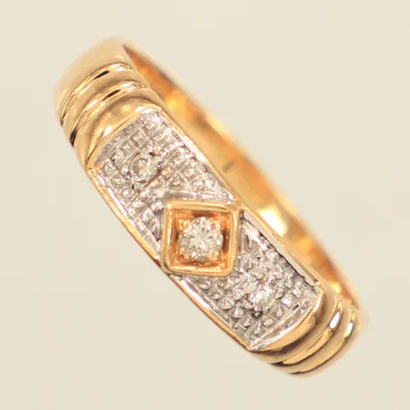 Ring med diamanter 3 x ca 0,01-0,03ct, stl 16¼, bredd ca 3-5mm, 18K Vikt: 2,6 g