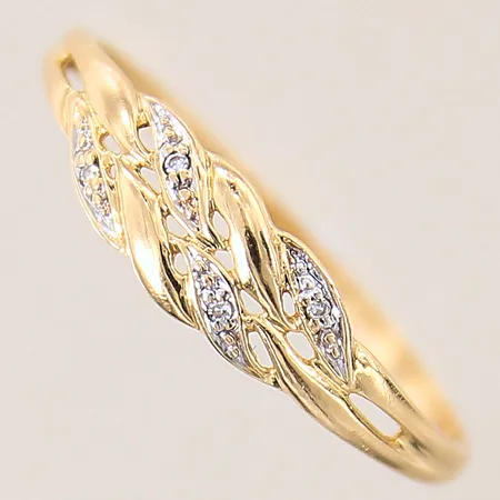 Ring med diamanter 4 x ca 0,005ct, stl 20, bredd 1,5-5mm, GHA, 18K  Vikt: 1,4 g
