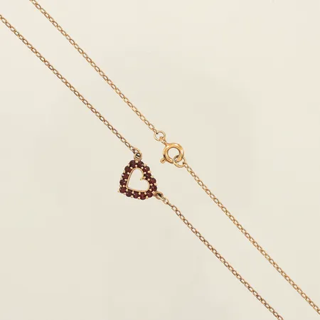 Collier med integrerat hänge granater, längd 40cm, bredd ca 1,5-11mm, ostämplad, förgylld silver Vikt: 2,4 g