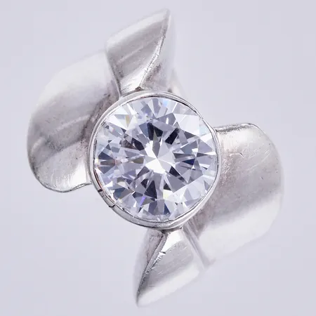 Ring med vit sten, 17 ¾, bredd ca 7-16mm, 925/1000 silver Vikt: 14 g