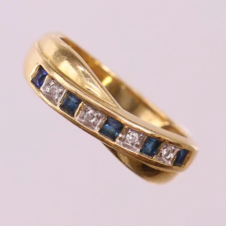 Ring med carèslipade safirer samt 8/8-slipade diamanter 4 x 0,01ct, stl: 17¼, bredd 3-6mm, 18K.  Vikt: 3,1 g