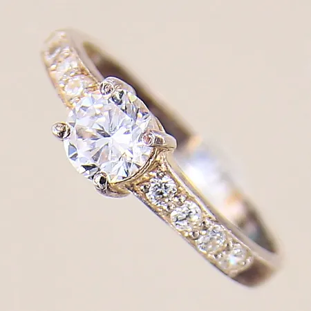 Ring med vita stenar, stl 19, bredd 2-6mm, något oxiderad, silver 925/1000 Vikt: 2,4 g