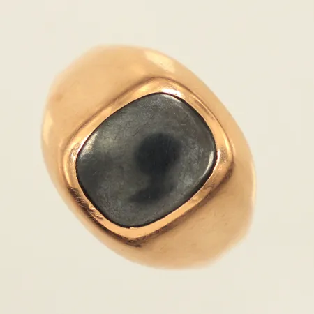 Klackring med hematit, stl 20, bredd 3,5-15,5mm, skev skena, 18K  Vikt: 5,3 g