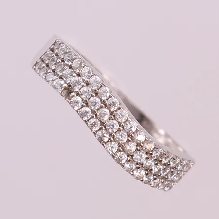 Ring vitguld med vita stenar, stl 17½, bredd 2-4,5mm, saknar sten. 14K  Vikt: 2,3 g