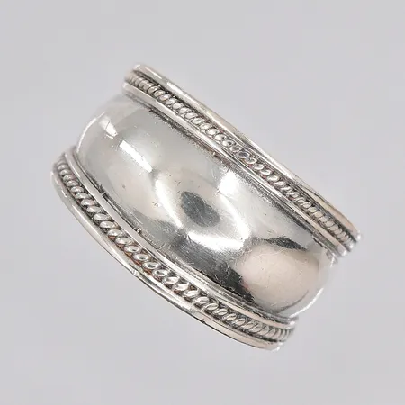Ring, stl 18¾, bredd 7,5-12,5mm, silver Vikt: 4,9 g