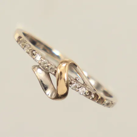Ring med vita stenar, stl 17½, bredd ca 1,2-7mm, saknar stenar, vitguld, 18K Vikt: 1,4 g