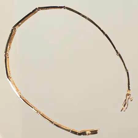 Armband längd 20 cm, bredd 3,5-7,5 mm, monogram vid låset, 14K, 8,2g  
