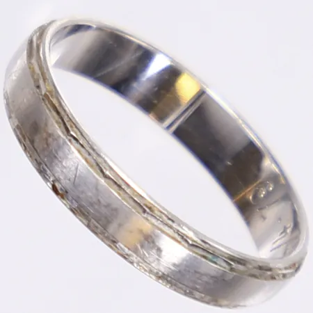 Ring, stl 18¾, bredd 4mm, gravyr, vitguld, 18K Vikt: 3,5 g
