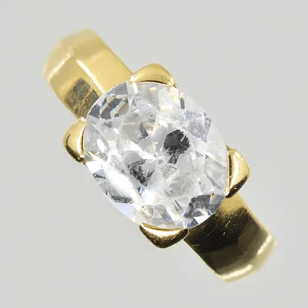 Ring med vit sten, stl 16¾, bredd 3-8 mm, slitna facetter på sten, gravyr, 18K. Vikt: 4,9 g