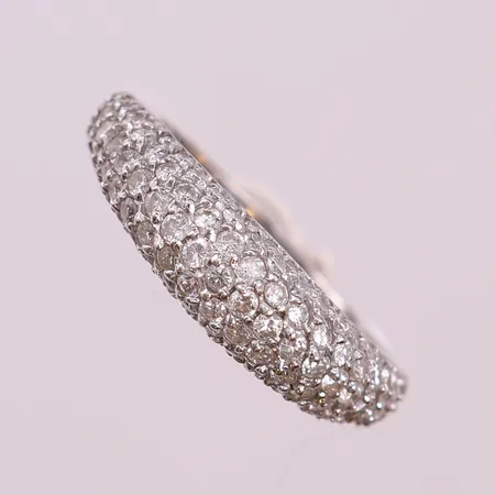 Ring med briljantslipade diamanter ca 90 x 0,01ct, stl: 18¼, bredd 2-6mm, otydliga stämplar, vitguld 18K.  Vikt: 4,2 g