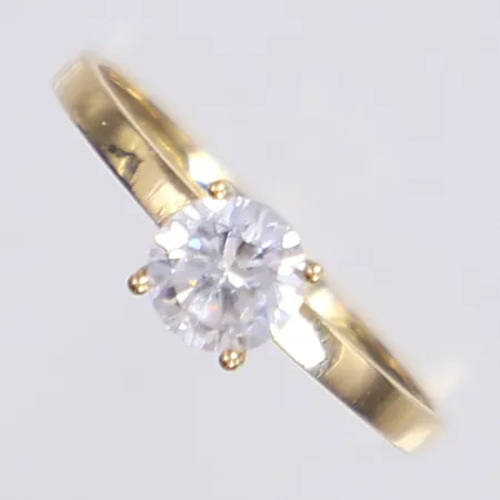 Ring med vit sten, stl 15¼, bredd 1-5mm, 18K  Vikt: 1 g
