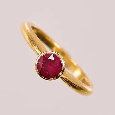 Ring, Ø18, bredd:5mm, röd sten, 23K 4,5g.