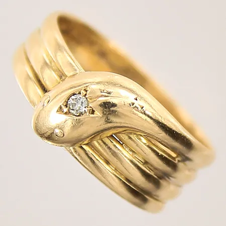 Ring med diamant ca 0,03ct, dekor av orm, stl 18¾, bredd 6mm, 18K  Vikt: 5,4 g