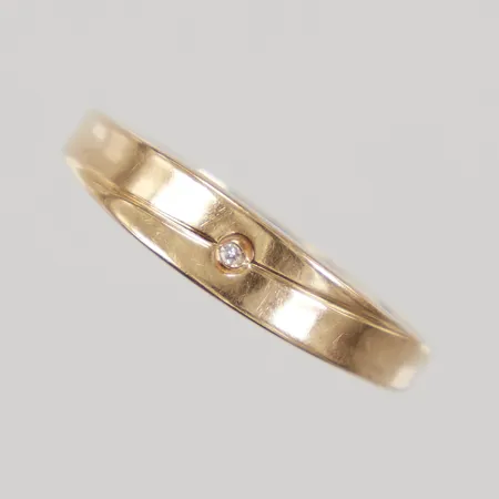 Ring, stl 18½, bredd 1,8-4,3mm, åttkantslipad diamant 1 x 0,005ct, 18K,  Vikt: 1,2 g