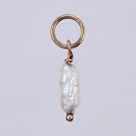 Hänge med odlad pärla, längd: ca1,4cm, bredd ca 3mm, 18K Vikt: 0,1 g