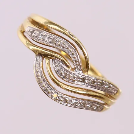 Ring med 8/8-slipade diamanter ca 8x0,005ct, stl 18, bredd 2-10mm,  GHA. 18K Vikt: 3,6 g