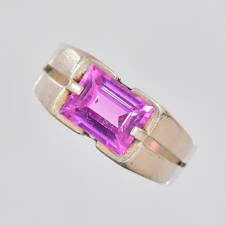 Ring med rosa sten, stl 16¾, skev skena, silver Vikt: 3,8 g