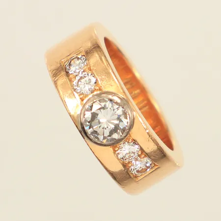 Ring med diamanter ca 1 x 0,65 + 4 x ca 0,10ct, enligt totalt gravyr 1,15ct, glasfylld diamant, stl 16¼, bredd ca 7,5mm, Guld & Juvelateljen, Stig Johansson, år 2011, repig, 18K Vikt: 15,9 g