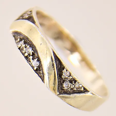 Ring med vita stenar, stl 18, bredd 2,5-5mm, förgyllt silver 835/1000 Vikt: 2,1 g