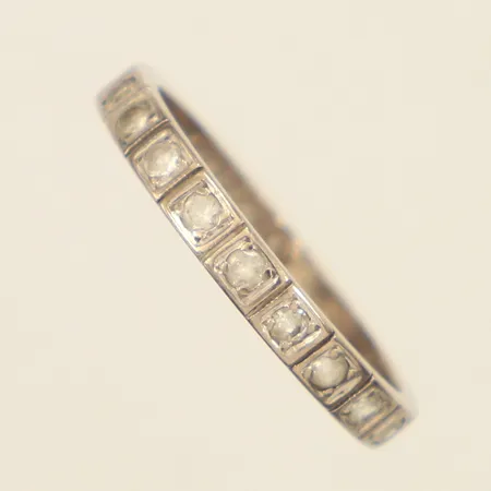 Ring med vita stenar, stl 16½, bredd ca 2,5mm, ca år 1964, repig, 18K Vikt: 2,6 g