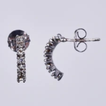 Ett par örhängen med vita stenar, längd ca 1,2cm, bredd ca 2mm, silver 925/1000 Vikt: 1 g