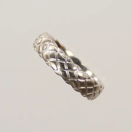Ring med blå stenar, stl 19¾, bredd 5mm, gravyr, vitguld 18K Vikt: 14,6 g