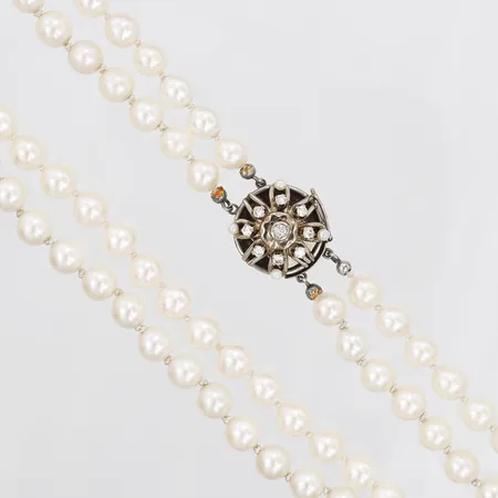 Pärlcollier, dubbelradigt, med odlade saltvattenpärlor, Ø7mm, samt diamanter 1 x ca 0,05ct, 8 x ca 0,03ct, lås Ø16mm, längd: 51cm, 18K vitguld, bruttovikt: 62,1g. 