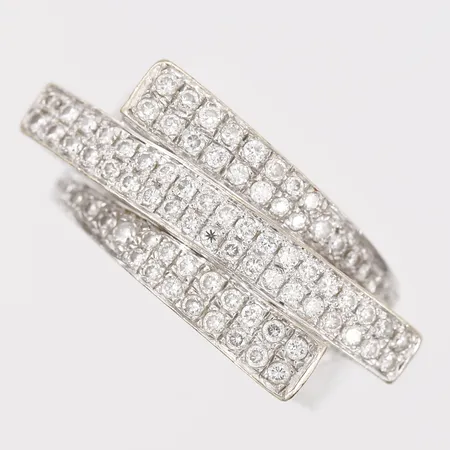 Ring med diamanter totalt 1,20ct W/SI enligt gravyr, stl: 17½, bredd: 6-11mm, smärre bruksslitage, 18K vitguld.  Vikt: 15,2 g