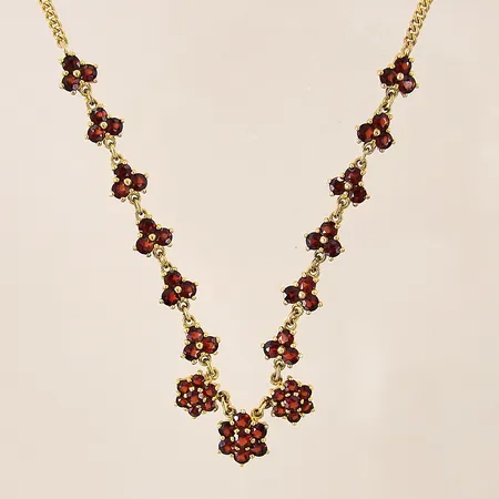 Collier med integrerade hängen i form av granater, längd 45cm, bredd 2-11mm, trögt lås, förgyllt silver 925/1000 Vikt: 15 g