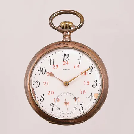 Fickur Omega Grand Prix 1900, 50mm, boettnr:4135757 L, rött 24-timmarsindex, skadad urtavla, graverad innerboett i silver, 800/1000 Silver.