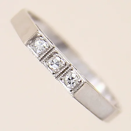 Ring med diamanter 3 x ca 0,03ct, stl 18¾, bredd 2-3mm, vitguld, 18K  Vikt: 2,7 g