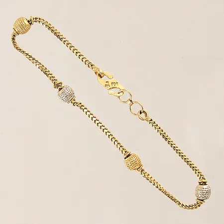 Armband med integrerade berlocker, längd 18cm, bredd 2-5mm, vitguldsdetaljer, buckligt lås, 22K Vikt: 6 g