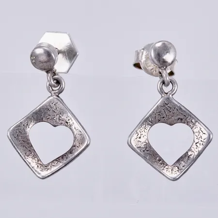 Ett par örhängen hjärtan, längd ca 1,5cm, bredd ca 10mm, 1 stopp i oädelmetall, silver 830/1000 Vikt: 2 g
