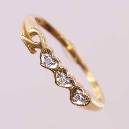 Ring med text 2000 och 8/8-slipade diamanter ca 3x0,005ct, stl 19, bredd 1-3,5mm. 18K Vikt: 1,9 g