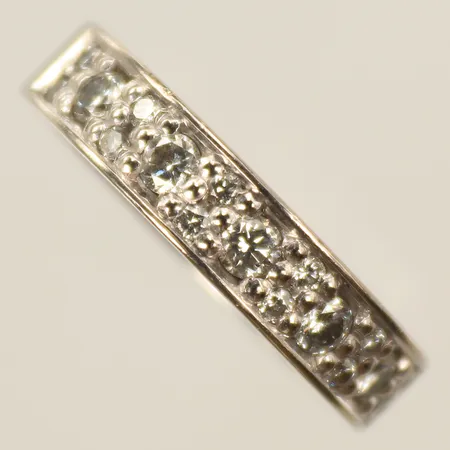 Ring med diamanter totalt 0,74ct enligt gravyr, stl ca 19, bredd 4mm, gravyr, vitguld, 18K  Vikt: 10,5 g