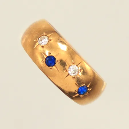 Ring med blå och vita stenar, stl 15¾, bredd 4,8-6,8mm, 18K Vikt: 1,8 g