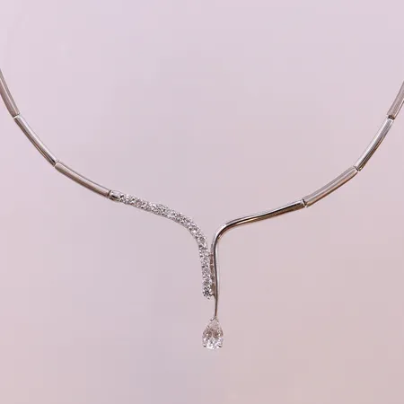 Collier delvis matterad med vita stenar, ca 43,5cm, bredd 2-4mm, vitguld. 18K  Vikt: 13,1 g