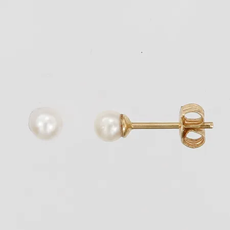 Ett par örhängen med odlade pärlor, Ø3mm, ej stämplade, slitage, en snurrebuss saknas, 18K guld. Vikt: 0,4 g