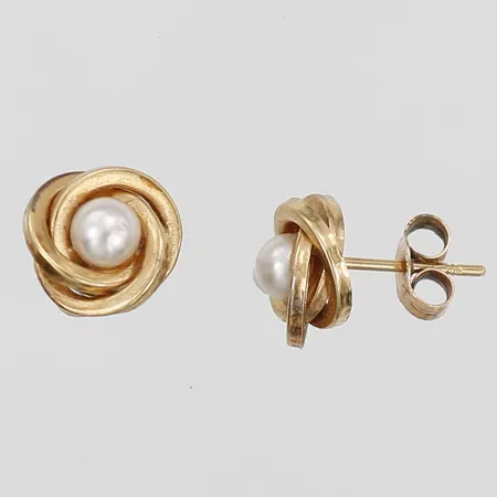 Ett par örhängen med odlade pärlor, ca Ø9mm, slitage, sneda stift, 18K guld.  Vikt: 1,2 g