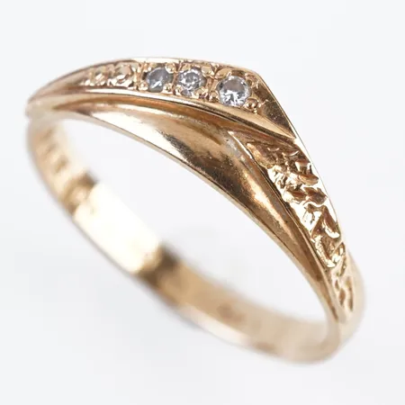 Ring m vita stenar, stl 17½(54), bredd 5mm, 18k, gravyr Vikt: 2,4 g